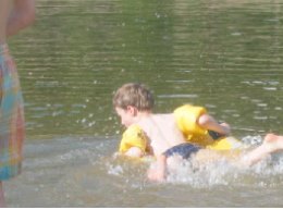 kind speelt lekker in het water