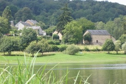 huis aan meer in de morvan